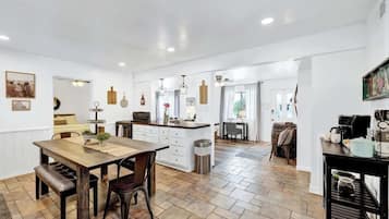 House, Multiple Beds, Hot Tub, City View (223 Northwest Dr) | Interior