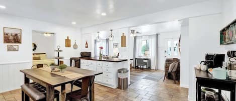 Ferienhaus, Mehrere Betten, Whirlpool, Stadtblick (223 Northwest Dr) | Innenbereich