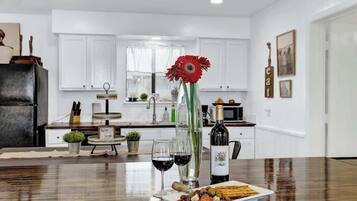 House, Multiple Beds, Hot Tub, City View (223 Northwest Dr) | Dining