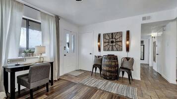House, Multiple Beds, Hot Tub, City View (223 Northwest Dr) | Interior