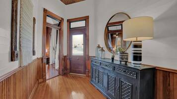 House, Multiple Beds, Hot Tub, City View (501 W San Antonio St) | Interior