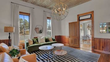 House, Multiple Beds, Hot Tub, City View (501 W San Antonio St) | Living area