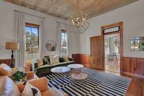 Casa, varias camas, bañera de hidromasaje, vistas a la ciudad (501 W San Antonio St) | Zona de estar