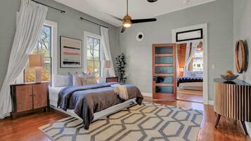 House, Multiple Beds, Hot Tub, City View (501 W San Antonio St)