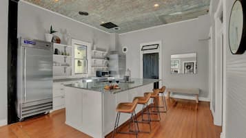 Casa, várias camas, banheira de imersão, vista para a cidade (501 W San Antonio St) | Cozinha privada | Cafeteira/chaleira