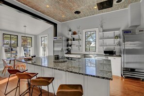 Casa, várias camas, banheira de imersão | Cozinha privada | Geladeira, micro-ondas, fogão, cooktop