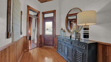 Casa, várias camas, banheira de imersão, vista para a cidade (501 W San Antonio St) | Parte interna