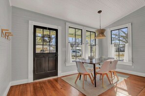Casa, várias camas, banheira de imersão, vista para a cidade (501 W San Antonio St) | Opções para refeição