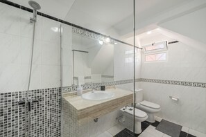 Een douche, een haardroger, handdoeken