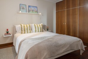 1 habitación, tabla de planchar con plancha, cuna de viaje y wifi 
