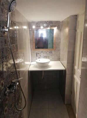 Douche, serviettes fournies, savon