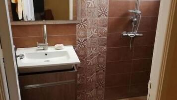 Douche, serviettes fournies, savon
