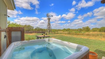 Banyera d'hidromassatge a l'aire lliure