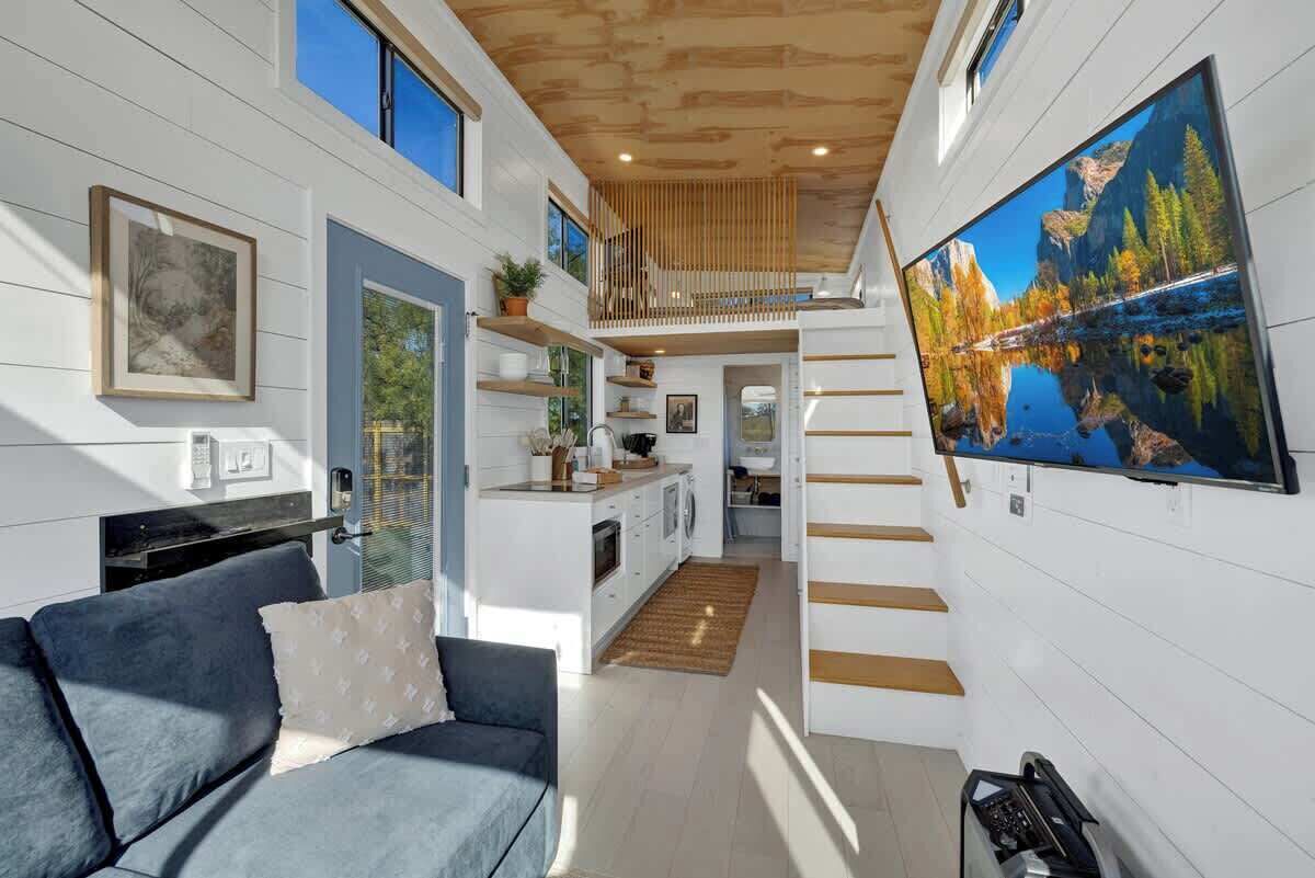 House, 1 King Bed, Hot Tub (430 GH Tr Henley) | Living area | MP3 dock