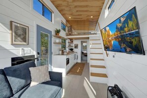 Casa, 1 cama King size, hidromasaje (430 GH Tr Henley) | Área de sala de estar | Estación para reproductor de MP3 