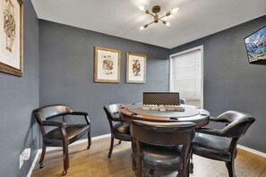 House, 1 King Bed, Hot Tub (430 GH Tr Henley) | Dining