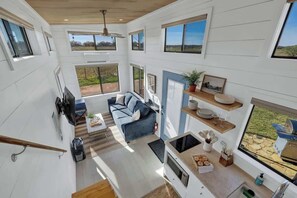 獨棟房屋, 1 張特大雙人床, 熱水浴缸 (430 GH Tr Henley) | 起居區 | MP3 底座