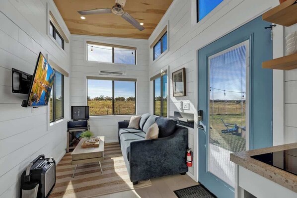 House, 1 King Bed, Hot Tub (430 GH Tr Henley) | Living area | TV, MP3 dock