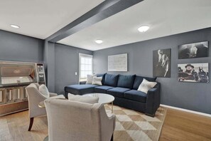 House, 1 King Bed, Hot Tub (430 GH Tr Henley) | Interior