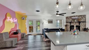 House, Multiple Beds, Hot Tub (130 Maple Blue) | Interior