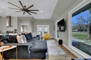 House, Multiple Beds, Hot Tub, City View (503 W San Antonio St) | Living area | TV