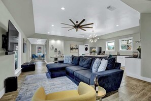 House, Multiple Beds, Hot Tub, City View (503 W San Antonio St) | Living area | TV