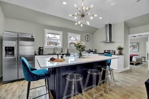 Casa, várias camas, banheira de imersão, vista para a cidade (503 W San Antonio St) | Cozinha privada | Cafeteira/chaleira