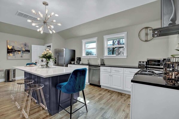 House, Multiple Beds, Hot Tub, City View (503 W San Antonio St) | Private kitchen | Fridge, microwave, oven, stovetop