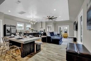 House, Multiple Beds, Hot Tub, City View (503 W San Antonio St) | Living area | TV