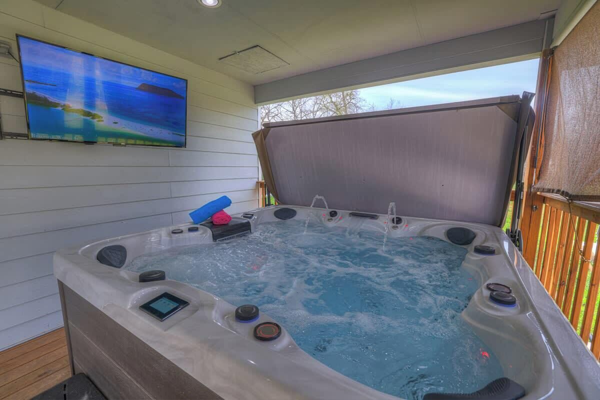 House, Multiple Beds, Hot Tub, City View (503 W San Antonio St) | Outdoor spa tub