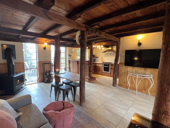 TV, fireplace, books - Authentic Farmhouse Barn Remodelled With Modern Comforts (Bacchus Marsh)