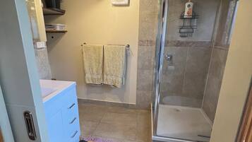 Doccia, asciugacapelli, asciugamani, sapone