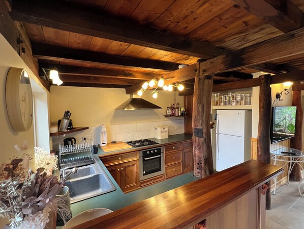 Fridge, microwave, oven, stovetop - Authentic farmhouse barn remodelled with modern comforts (Bacchus Marsh)