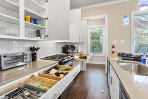 Réfrigérateur, four à micro-ondes, un four, surface de cuisson