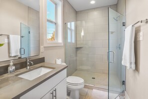 Een douche, een haardroger, handdoeken, zeep