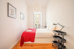 2 soverom, skrivebord, strykejern/-brett og internettilgang