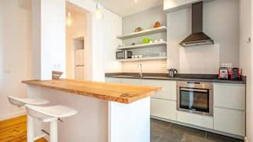 Cafetera/tetera, refrigerador, microondas, horno
