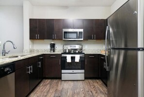 Private kitchen - Private 1BR APT Downtown SA w Pool (San Antonio)