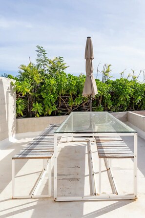 Outdoor dining - Design Apartment, 2 Bedroom, Deck and Garden View (Tulum)