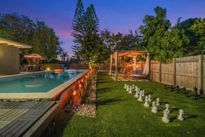 Utomhuspool och uppvärmd pool