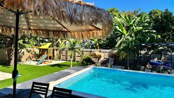 Alberca al aire libre y alberca climatizada