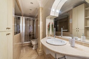Shower, bidet - MM Ottaviano - One step away from the Vatican Apartment. (Roma)