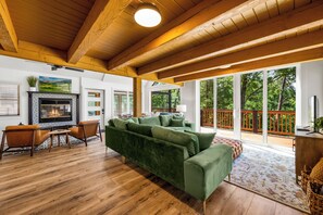 TV - Indoor Pool l Hot Tub l Mountain Escape  (Sevierville)