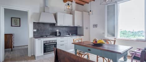 Microondas, horno, placa de cocina y lavavajillas