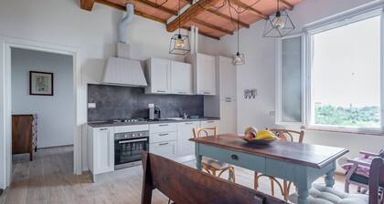 GuestHost - Porta Romana Elegant House with Private Parking!