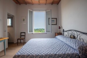 3 habitaciones y tabla de planchar con plancha