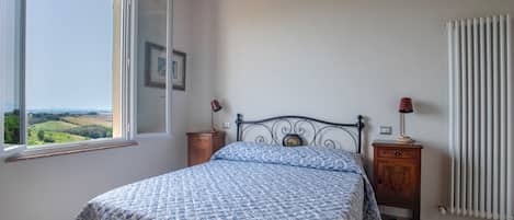 3 chambres, fer et planche à repasser