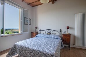 3 habitaciones y tabla de planchar con plancha