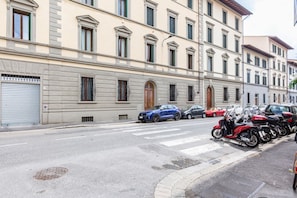 Exterior - GuestHost - Elegant apartment of 80 sqm, able to accommodate up to 5 people, located on the 2nd floor of a building equipped with a lift (NOT suitable for disabled people - some steps to access). The property is located in the Stibbert/Statuto area, a li (Firenze)