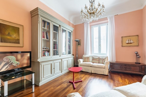 Living area - GuestHost - Elegant apartment of 80 sqm, able to accommodate up to 5 people, located on the 2nd floor of a building equipped with a lift (NOT suitable for disabled people - some steps to access). The property is located in the Stibbert/Statuto area, a li (Firenze)
